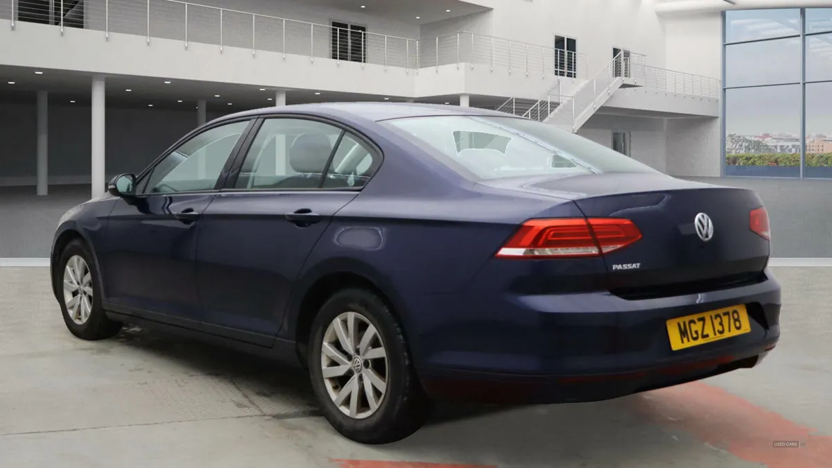 Volkswagen Passat DIESEL SALOON - Image 3