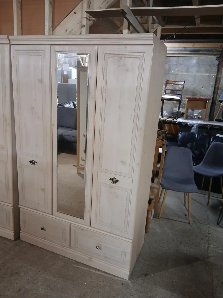 Bedroom set - Image 1