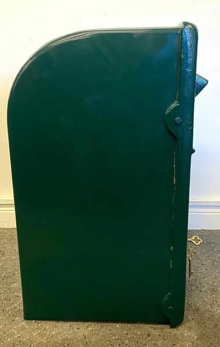 CAST IRON POST BOX - Image 3