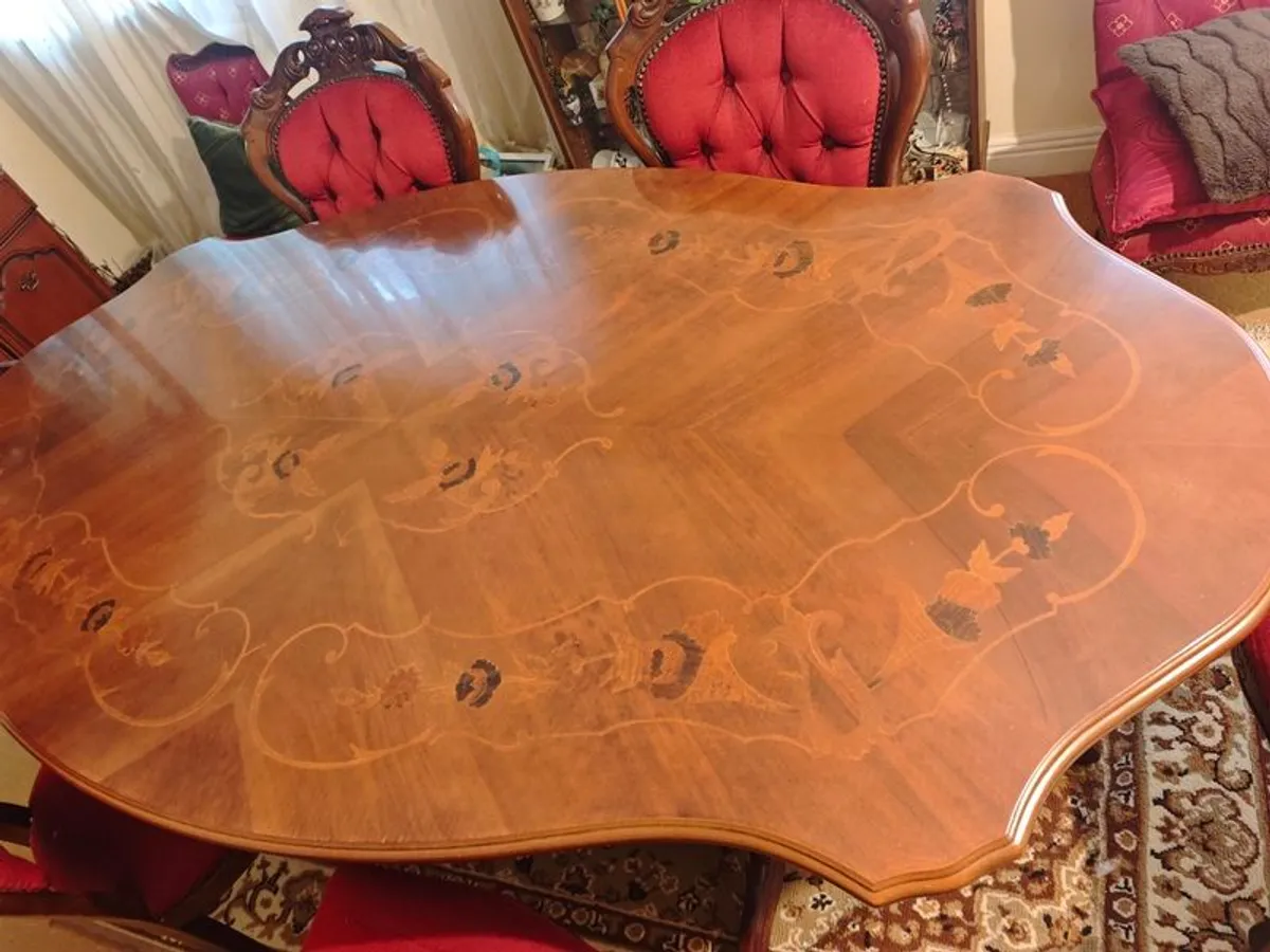 Antique style dining table and 6 chairs - Image 1