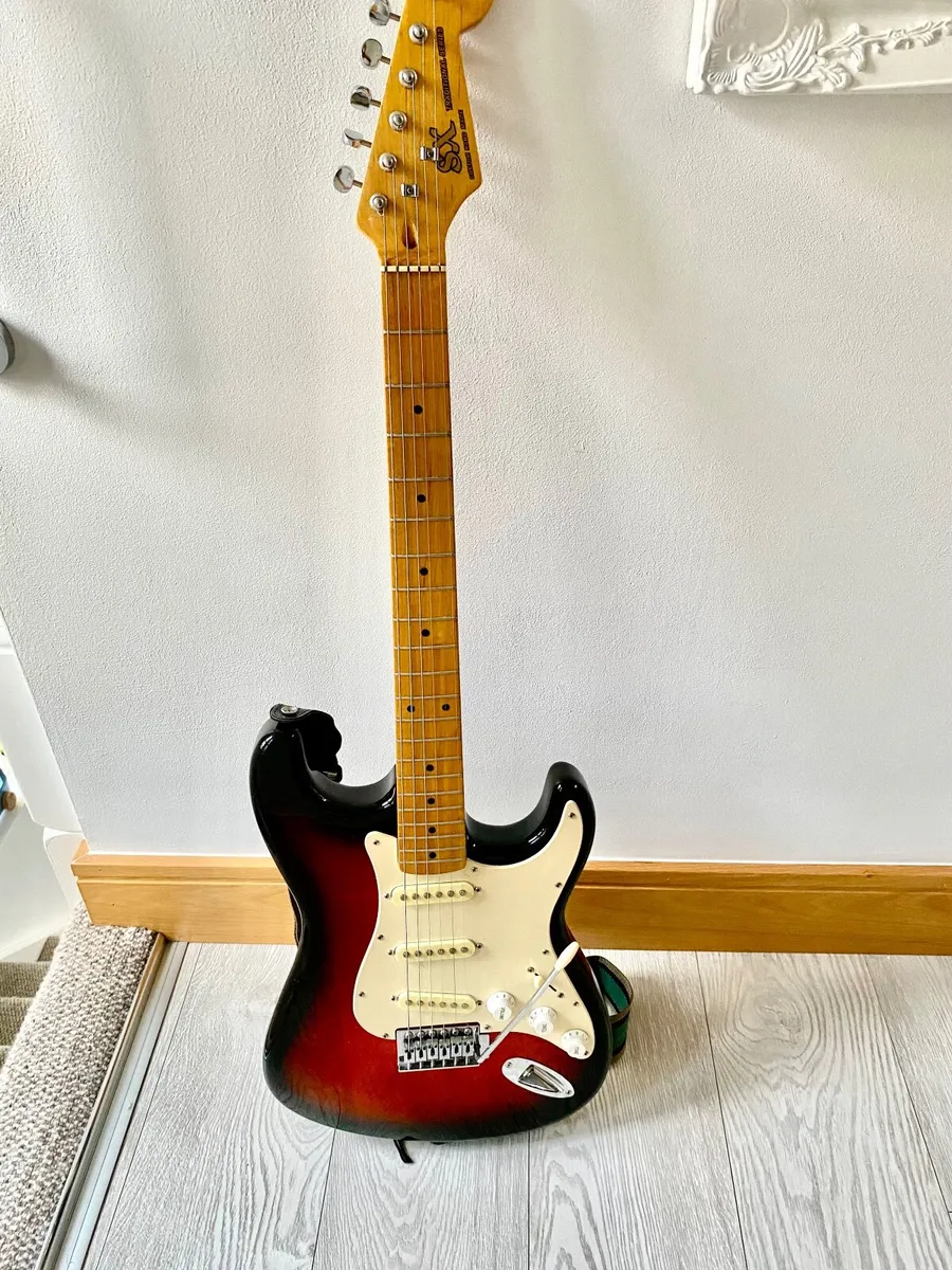 Electric guitar - Image 1