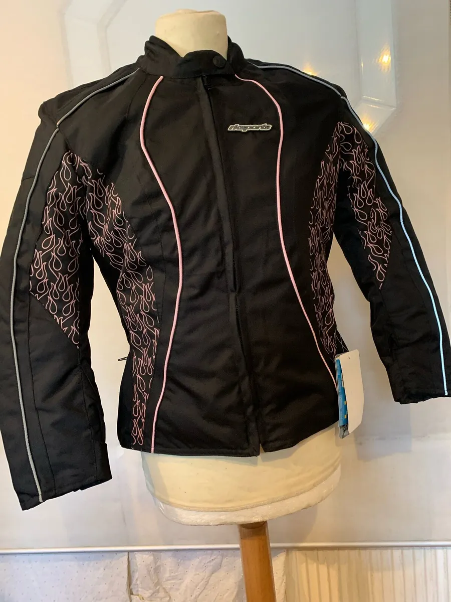 200 garments clearing at €50 jackets pants - Image 3