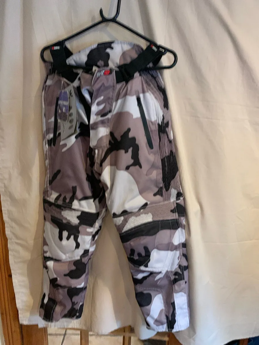 200 garments clearing at €50 jackets pants - Image 4