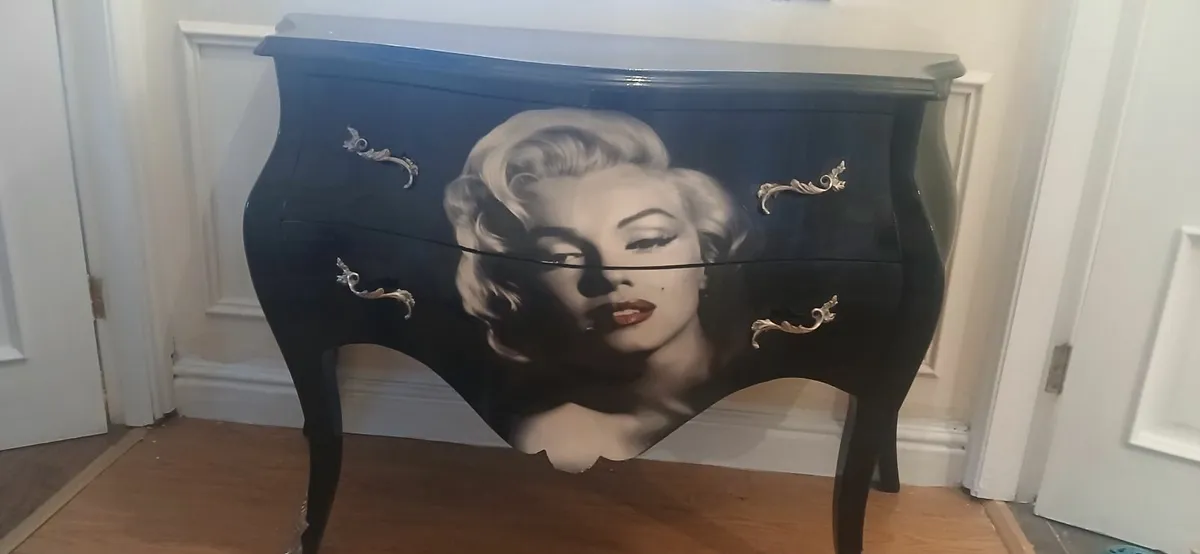 Marilyn Monroe Table - Image 3