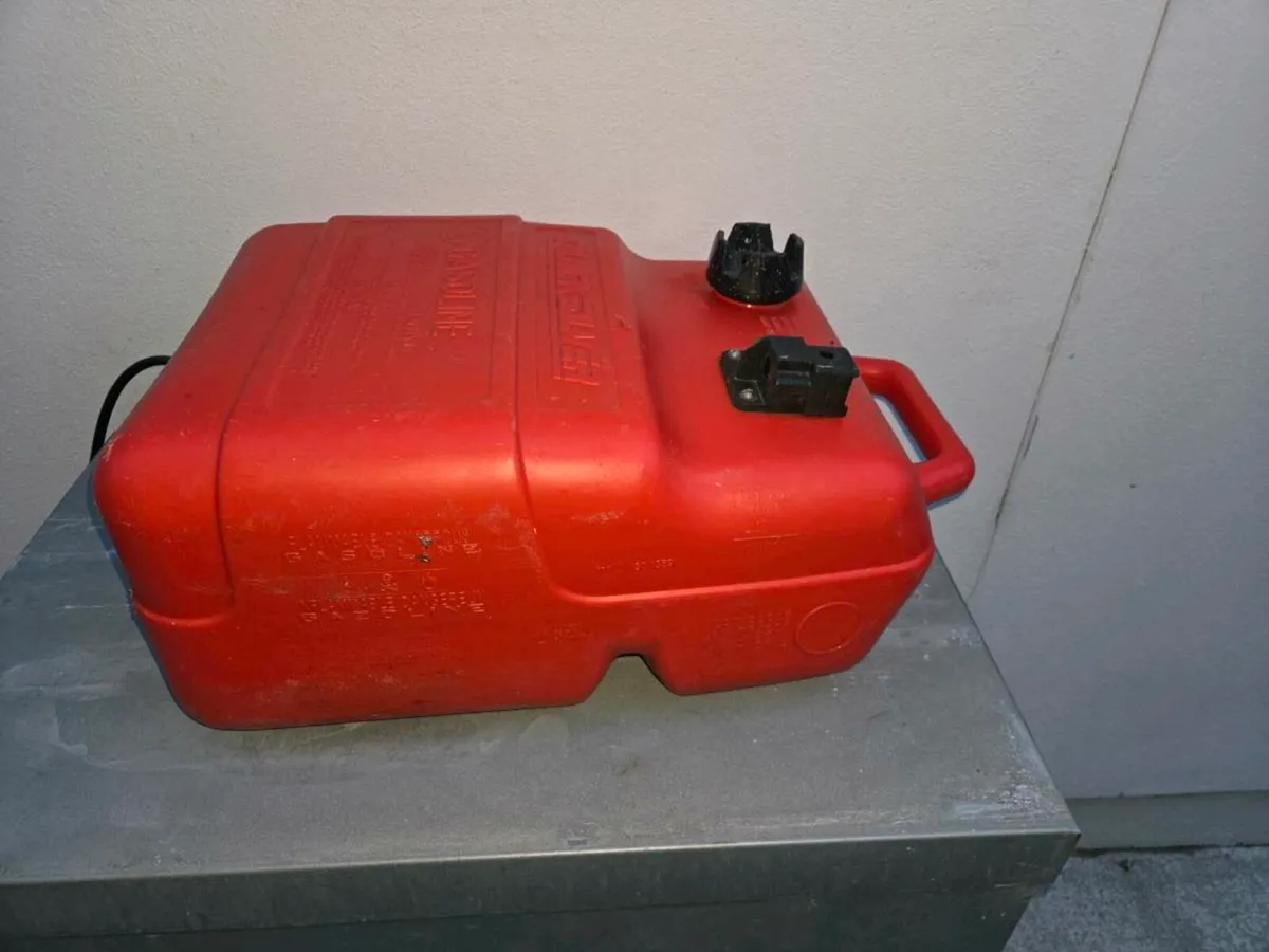 Outboard fuel tank's