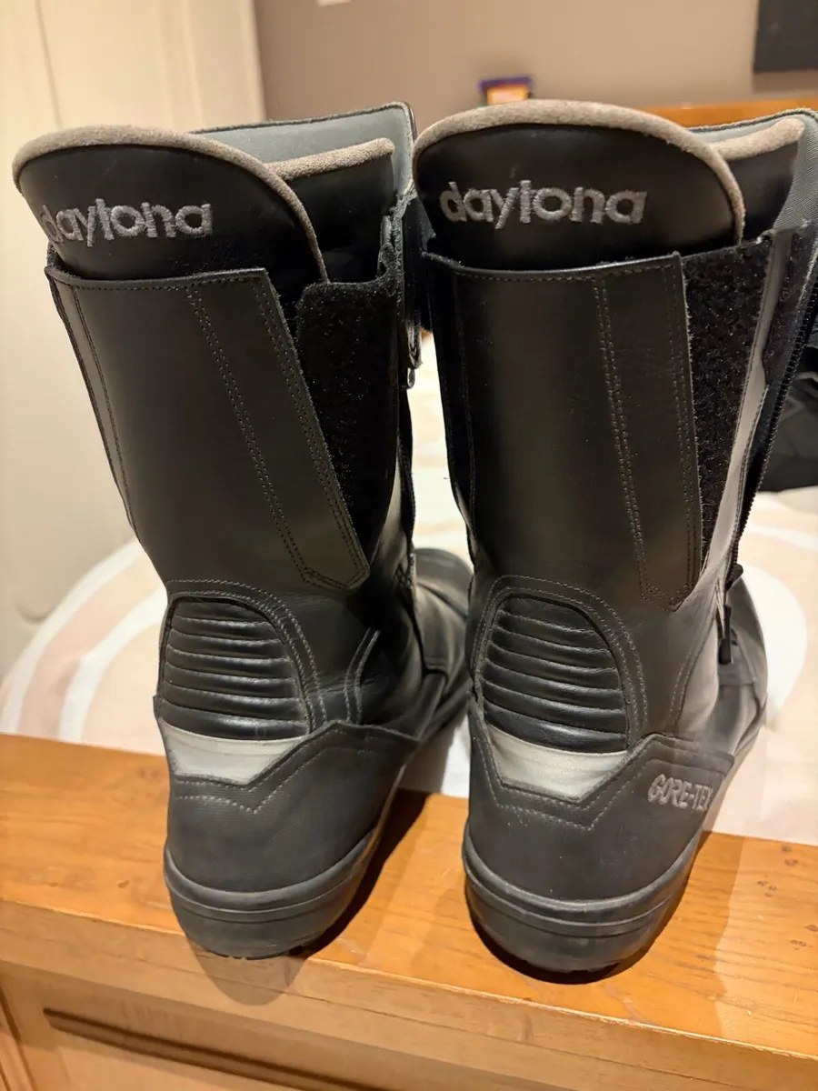 Motorbike suit & boots - Image 4