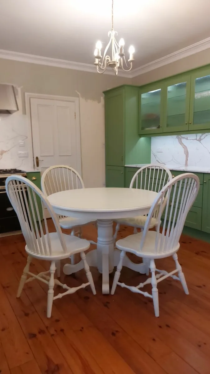 Country kitchen table and chairs - Image 1