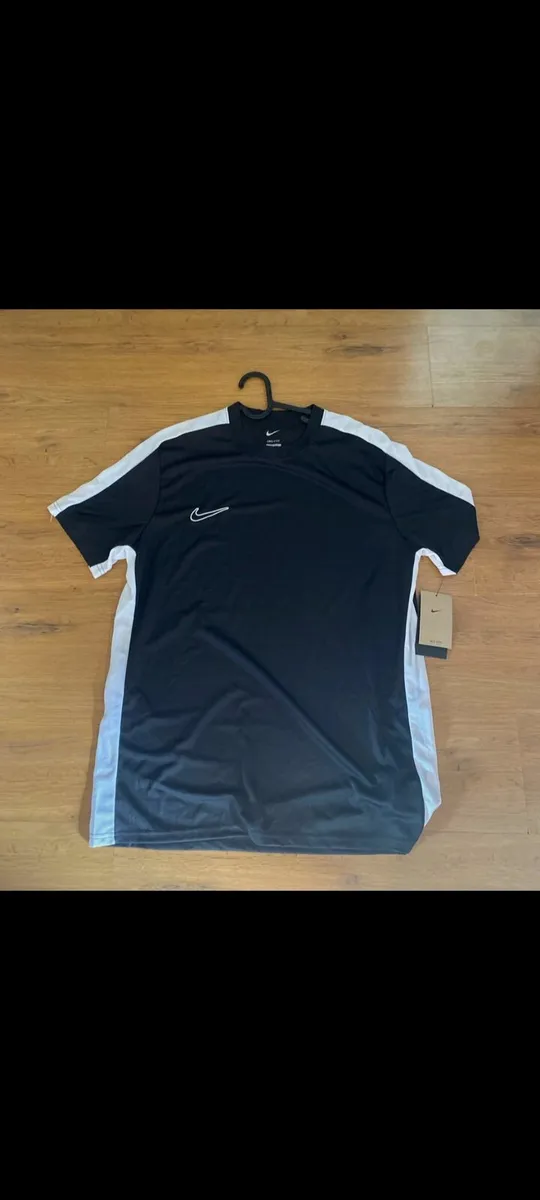 Nike dri fit t shirt new with tags
Size xl - Image 1