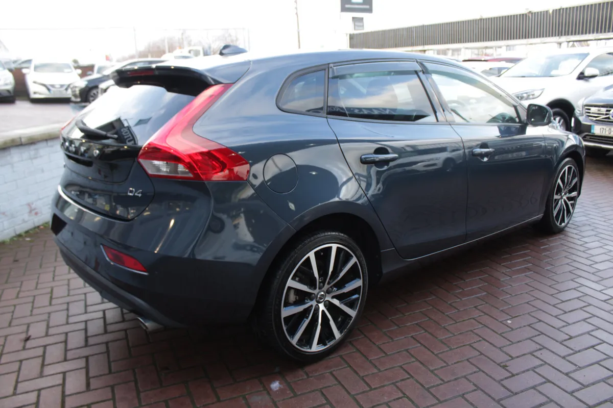 2017 VOLVO  V40 - Image 4