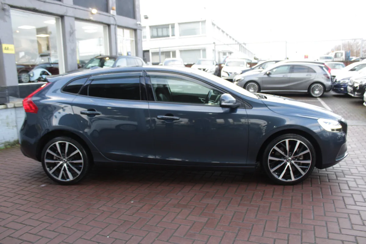 2017 VOLVO  V40 - Image 3