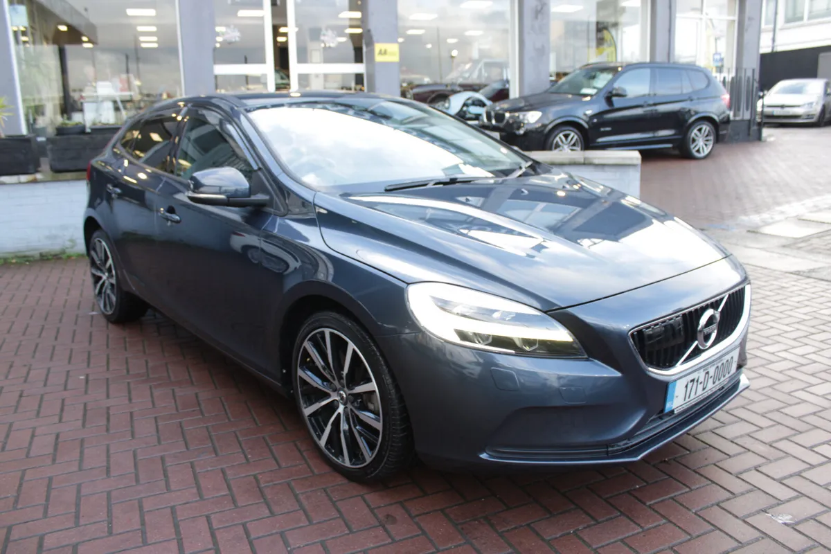 2017 VOLVO  V40 - Image 2
