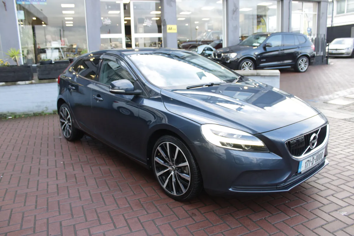 2017 VOLVO  V40 - Image 1
