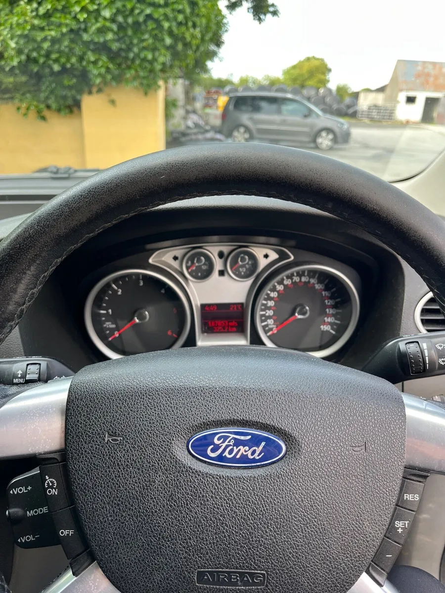 Ford Focus 2010 - Image 2