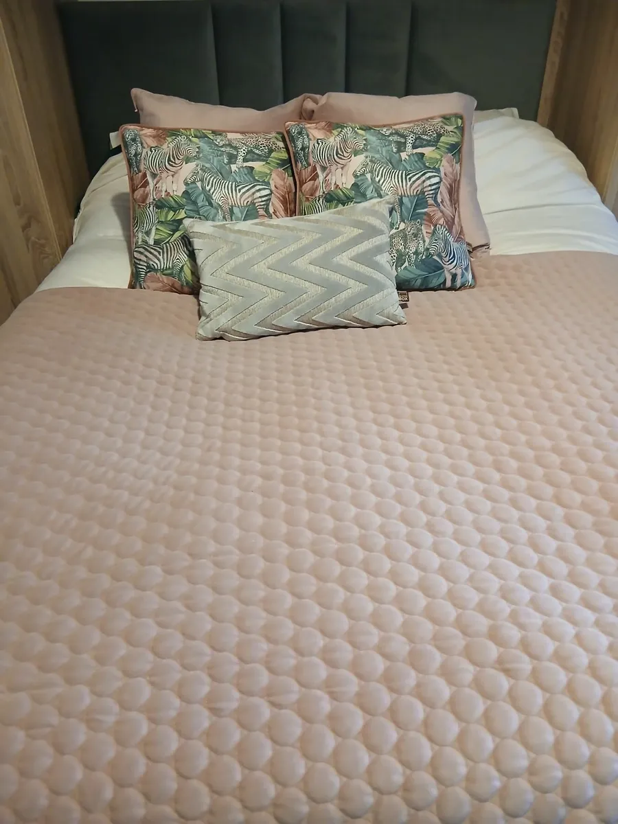 Bedspread and Cushions - Image 1