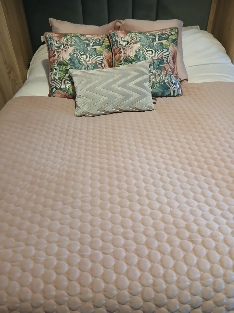 Bedspread and Cushions - Image 2