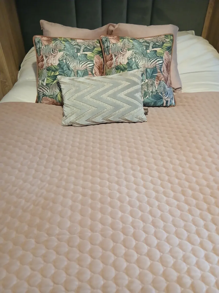 Bedspread and Cushions - Image 3