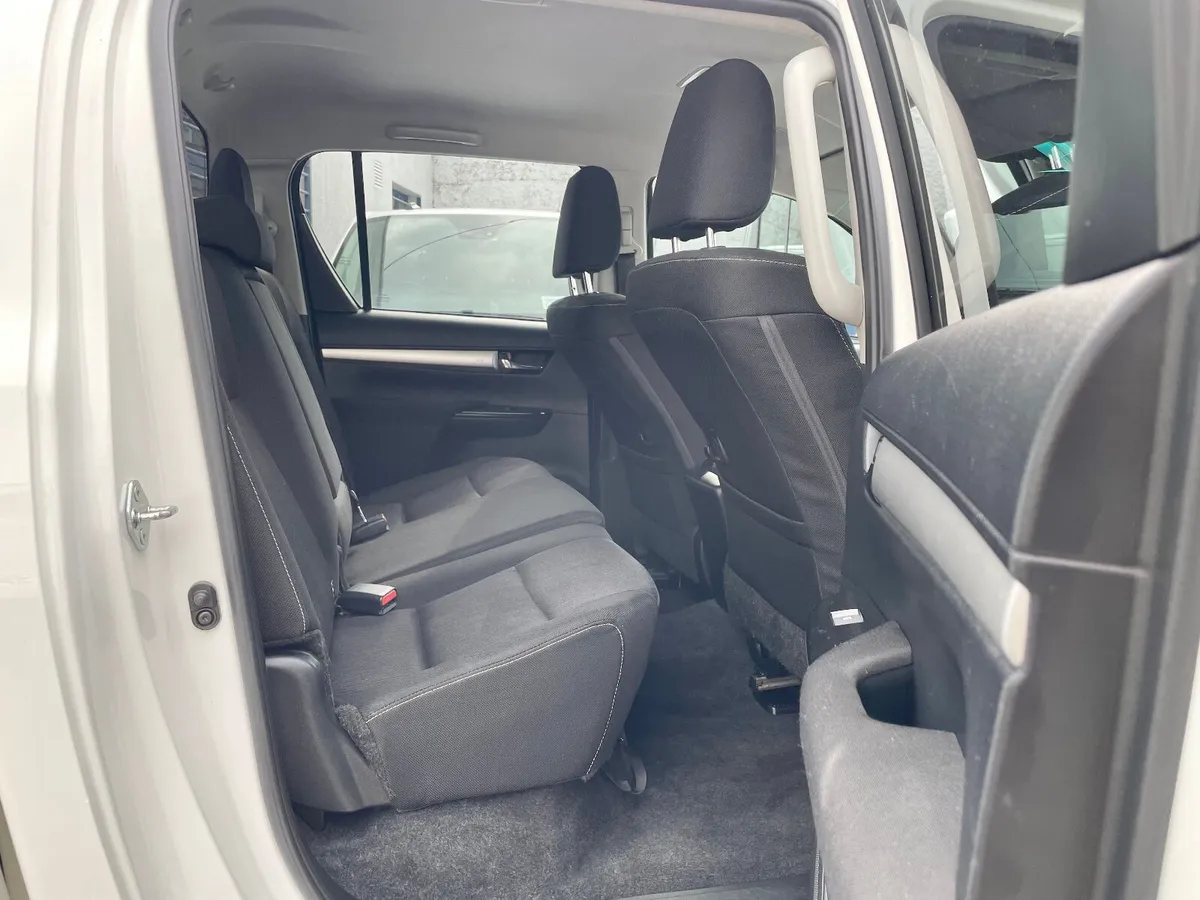 Toyota Hilux Invincible 2.4D4D 150BHP Manual,2022 - Image 4