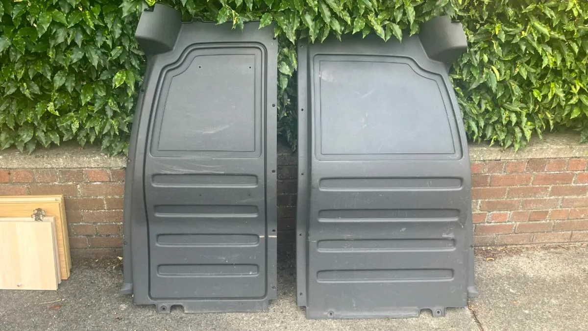 VW Caddy Bulkhead - Image 1