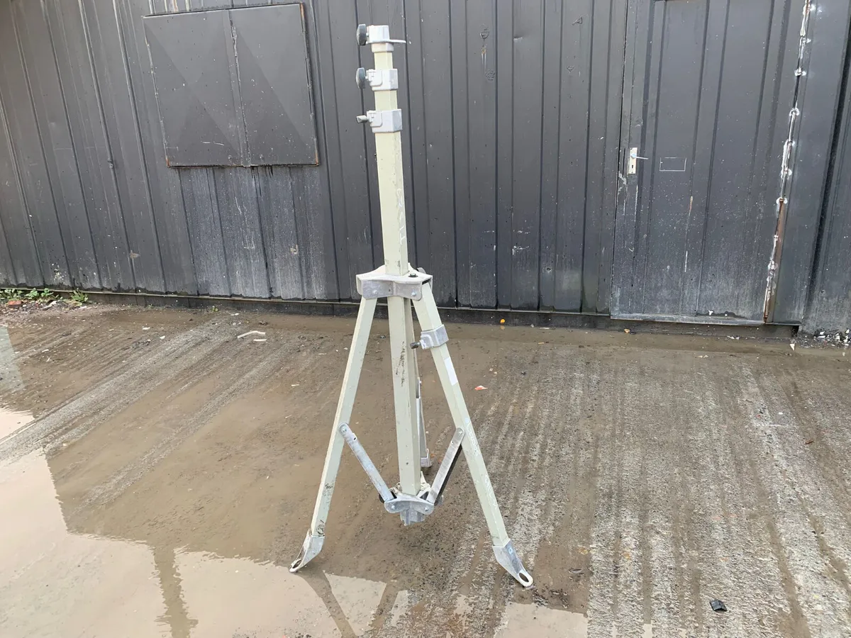 tripod light stand - Image 1