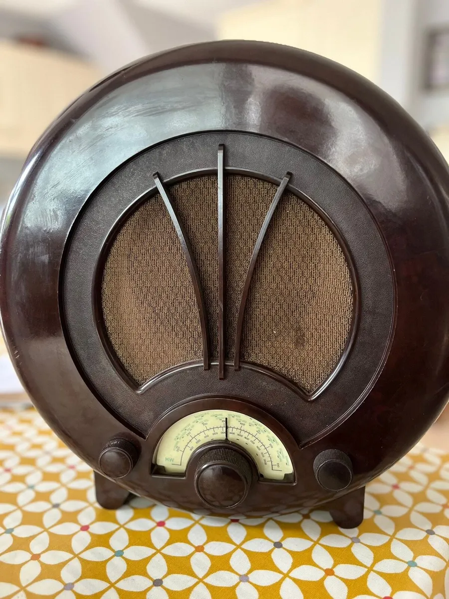 Vintage 1940’s Round Ekco Radio - Image 1