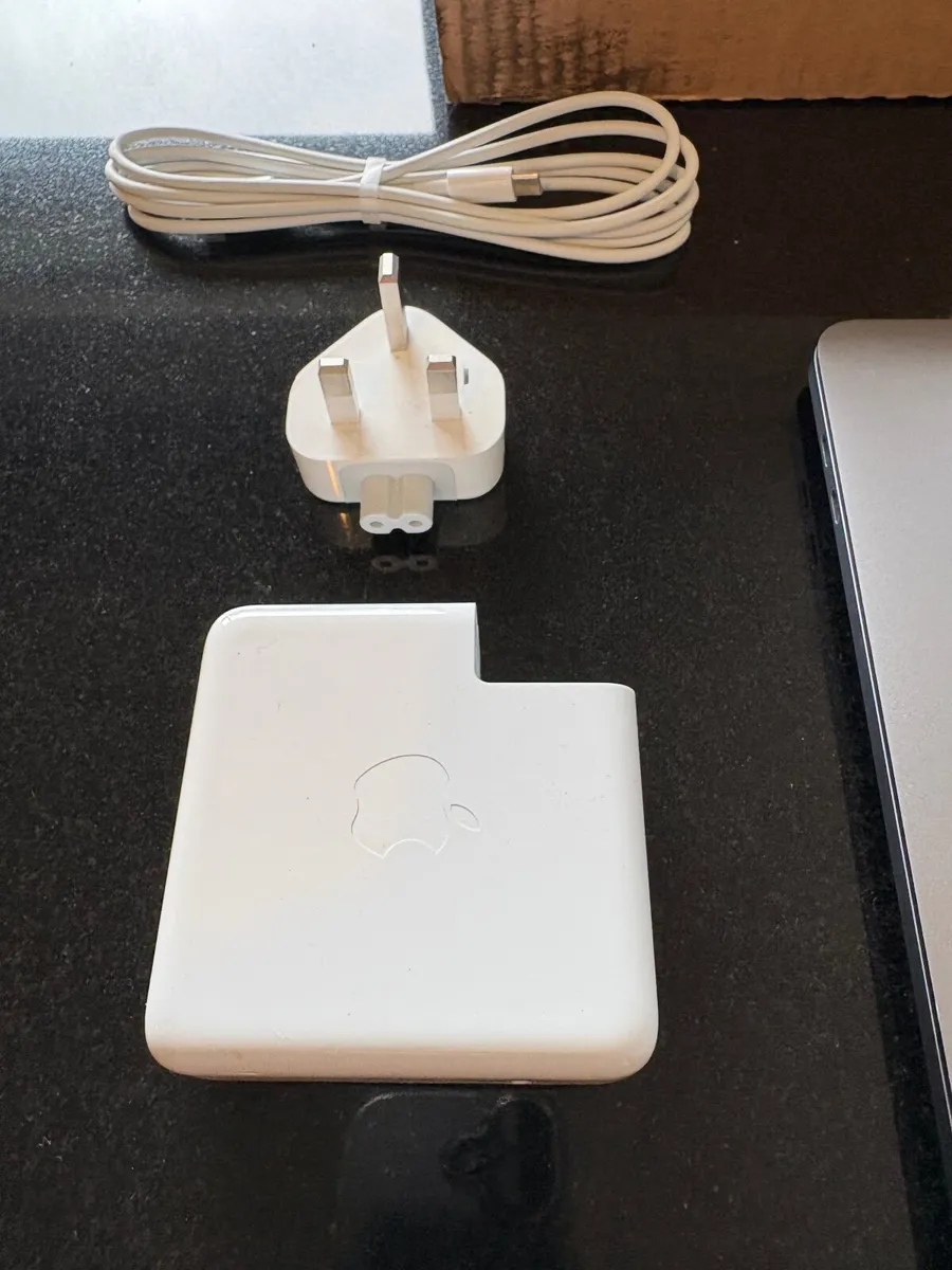 As New 16" Apple MacBook Pro Tahoe 512GB SSD, 16g - Image 3