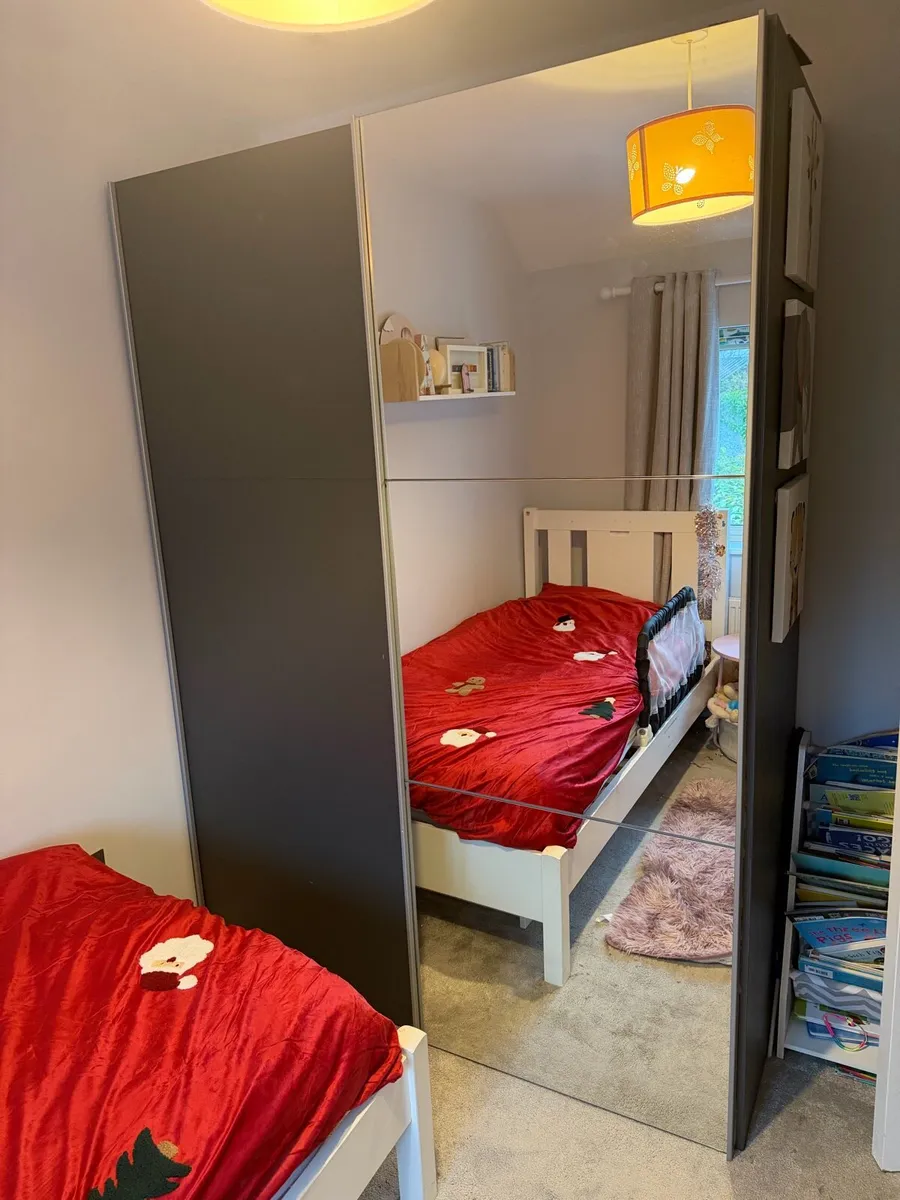 Sliding wardrobe - Image 1