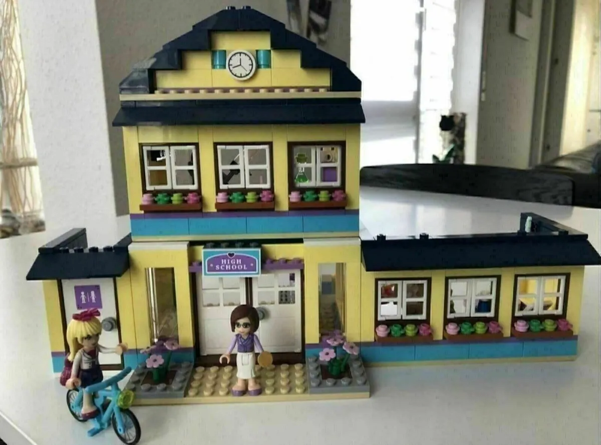 LEGO Friends 41005 Heartlake High School - Image 1