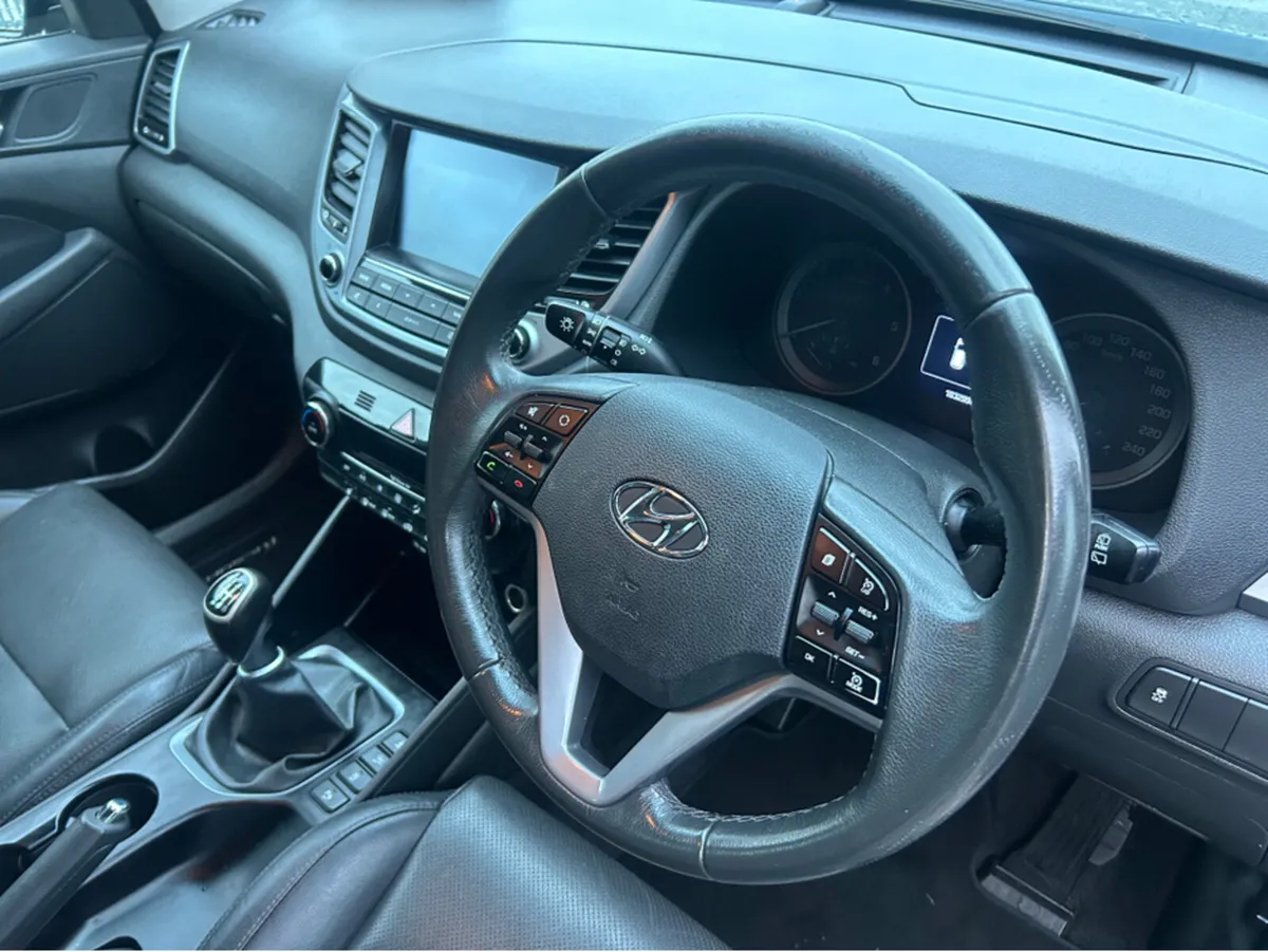 Hyundai Tucson EXECUTIVE 5DR - Image 2