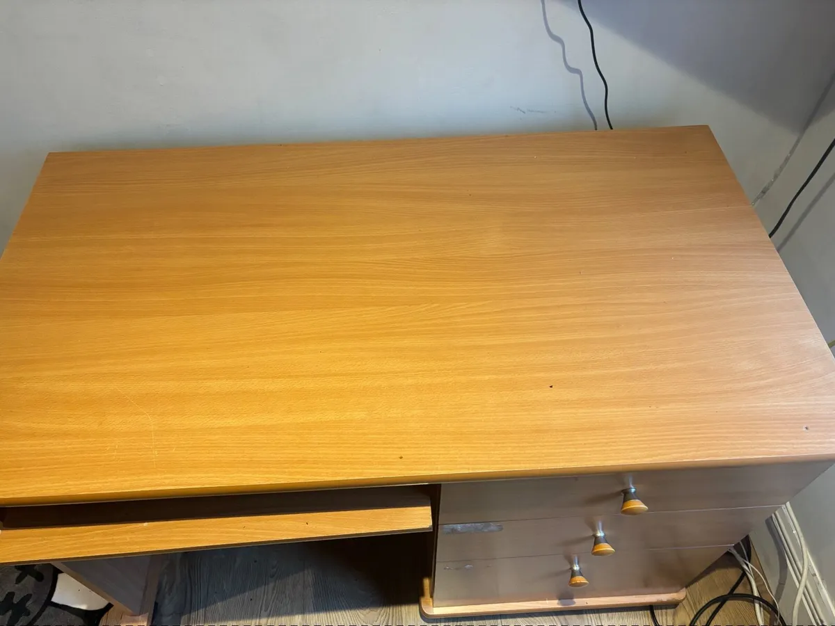 office desk and locker. - Image 4