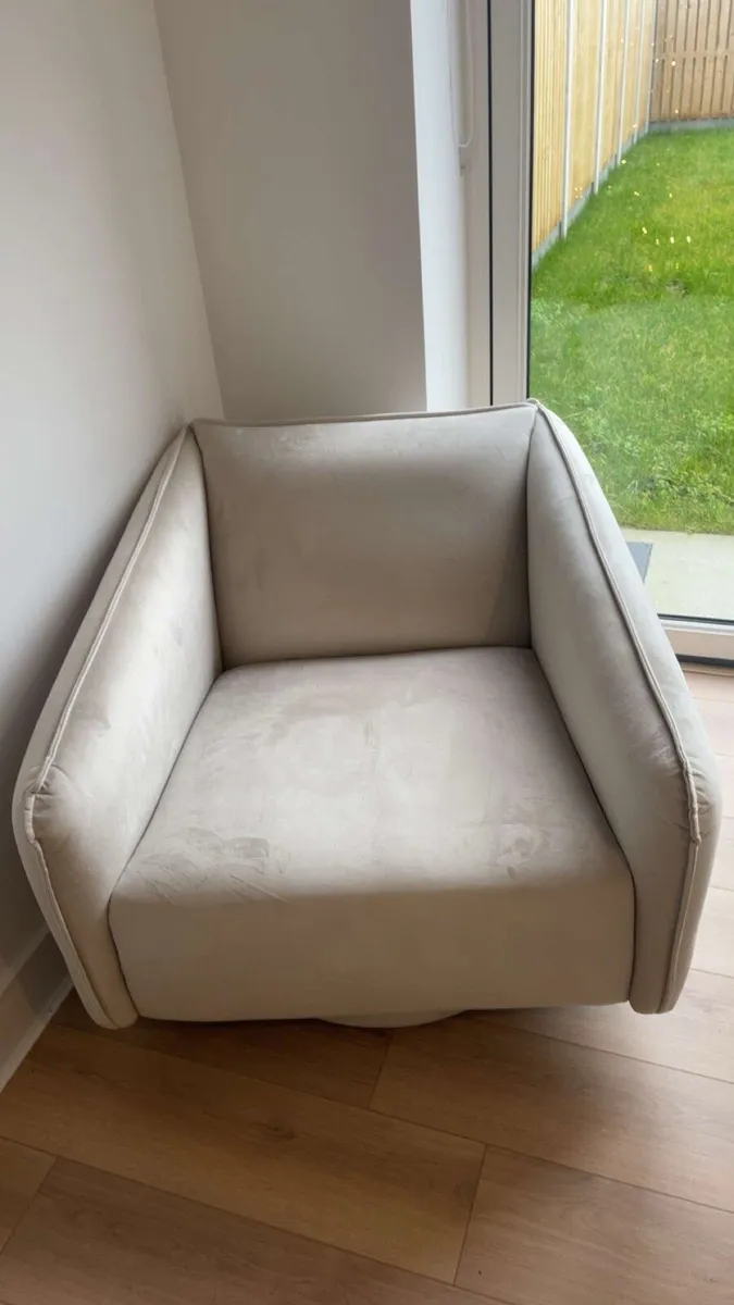 DFS swivel armchair - Image 2