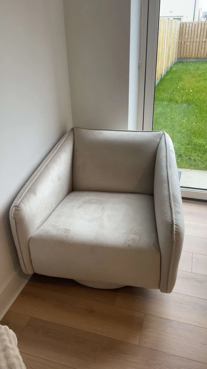 DFS swivel armchair - Image 3