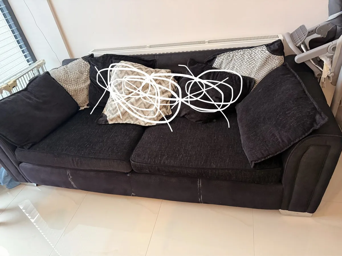 Black couch - Image 1