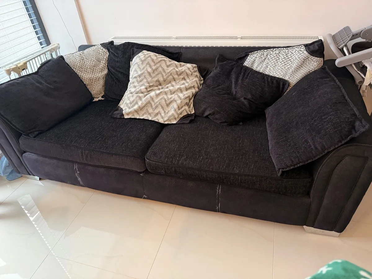 Black couch - Image 2