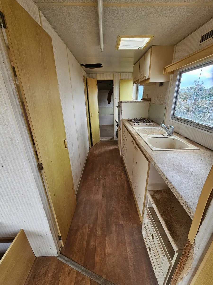 Caravan / Storage Unit - Image 3