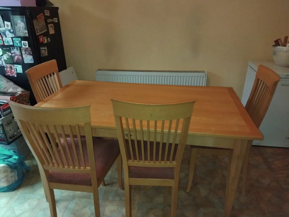 Table and chairs - Image 1