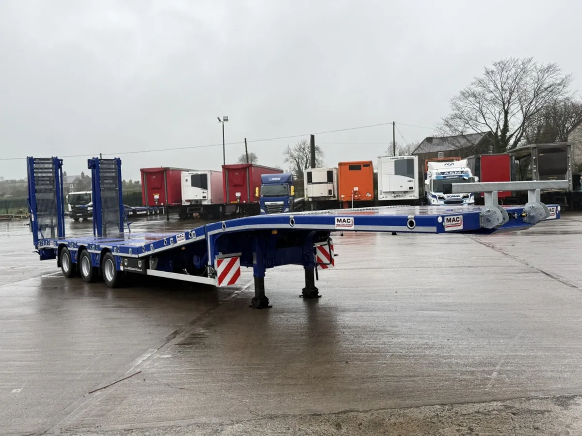 2026 MAC 3 AXLE LOWLOADER WITH LIFTING DECK - Image 1