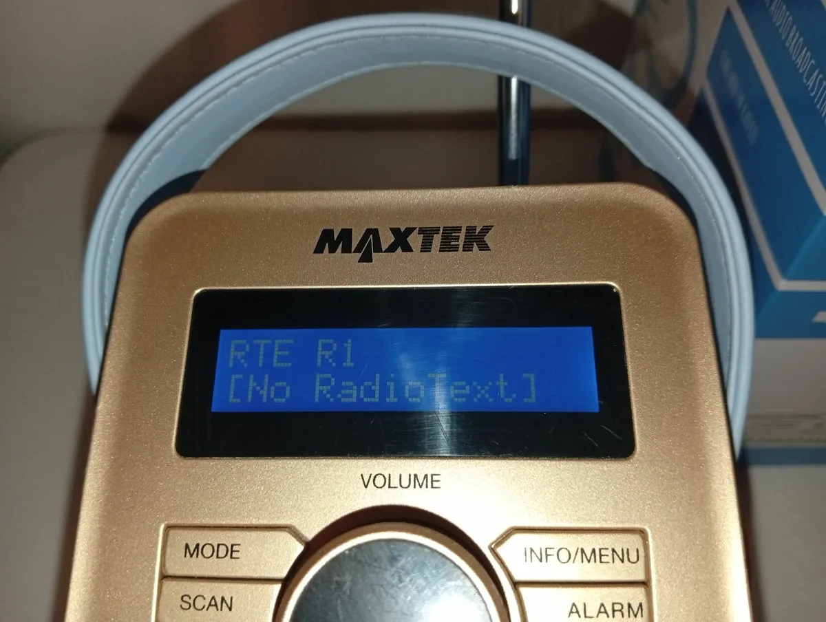 Maxtek Portable DAB & FM Radio Blue/ Gold +handle - Image 2