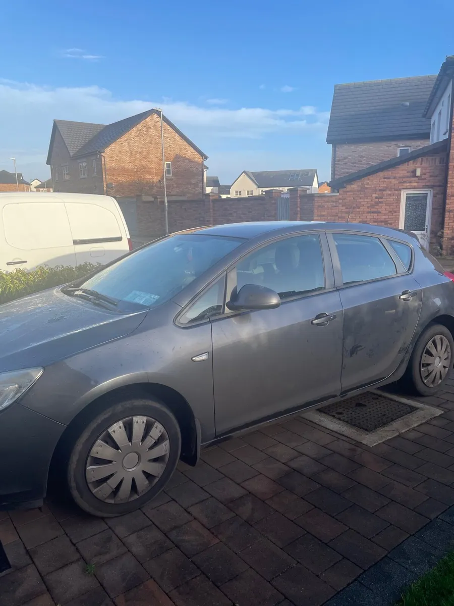 Opel Astra 2011 - Image 1