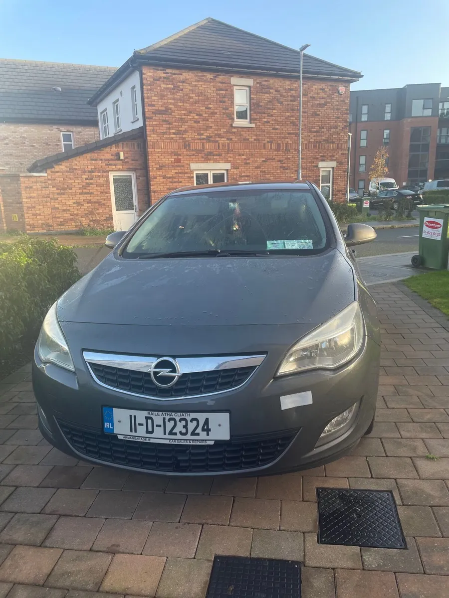 Opel Astra 2011 - Image 2