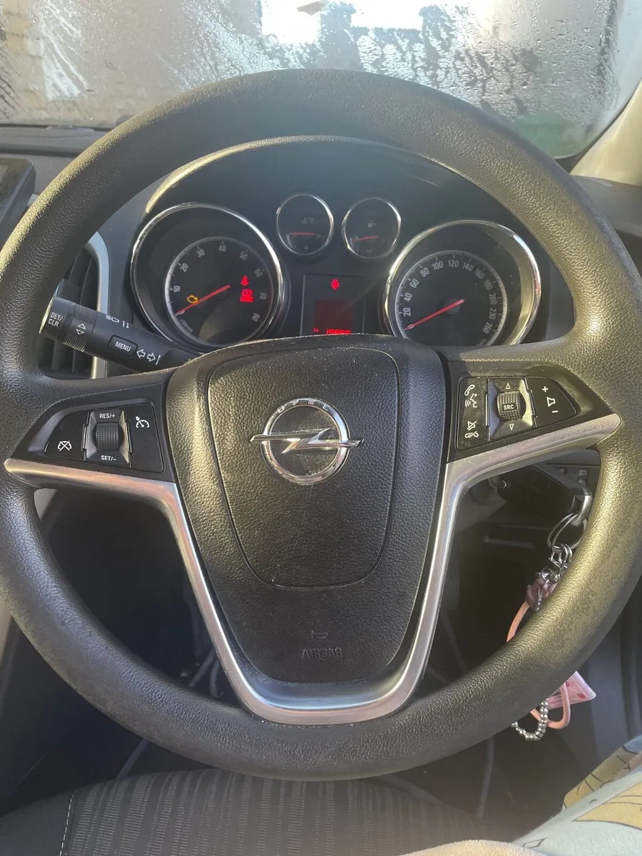 Opel Astra 2011 - Image 4