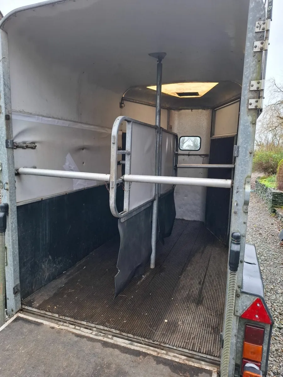 Horse box - Image 1