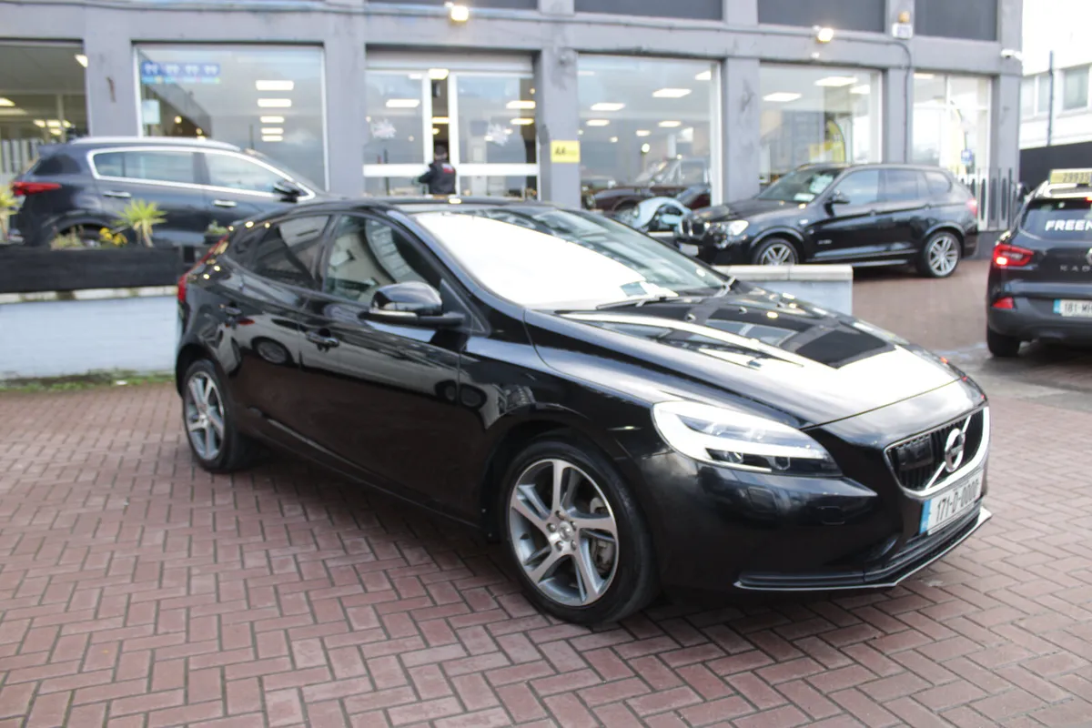2017 VOLVO V40 - Image 1