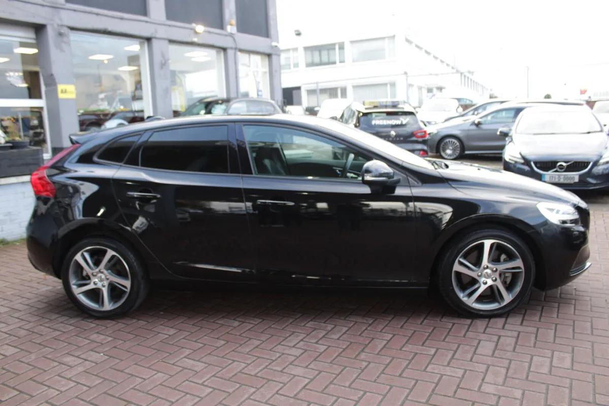 2017 VOLVO V40 - Image 3