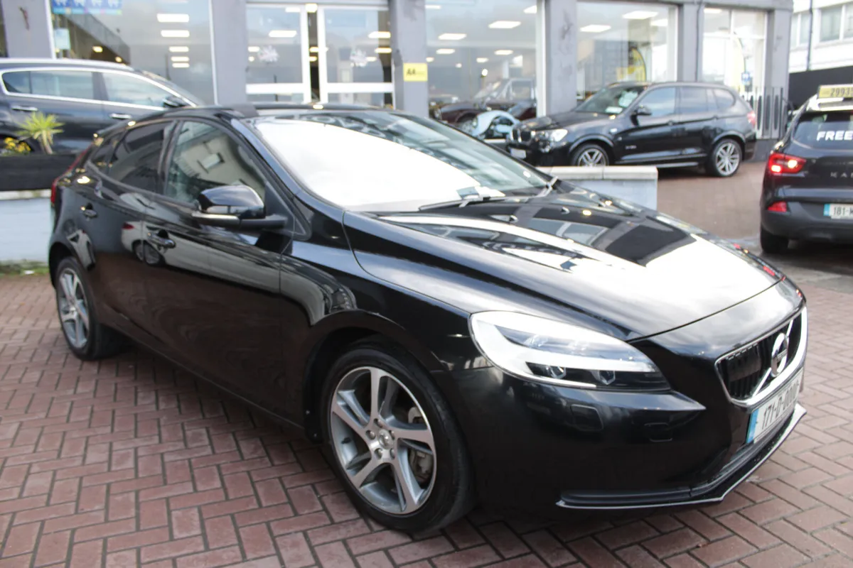 2017 VOLVO V40 - Image 2