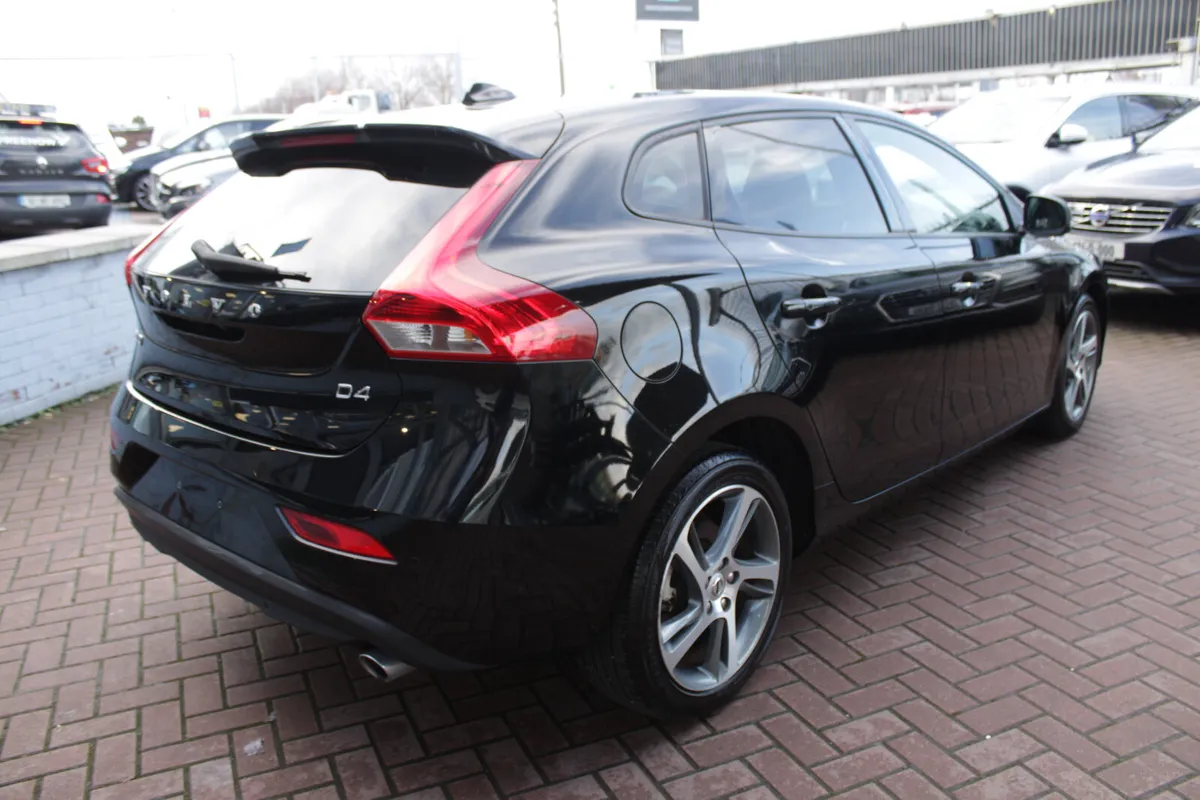 2017 VOLVO V40 - Image 4