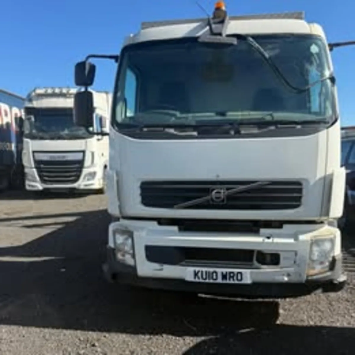 2010 Volvo FLH 240 4x2 With Skip Lifting equipment - Image 4