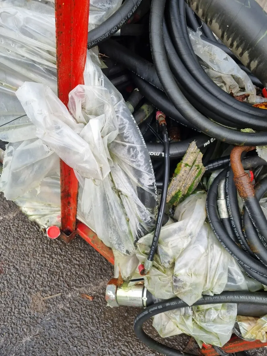 Full stillage of hydralic pipes - Image 2