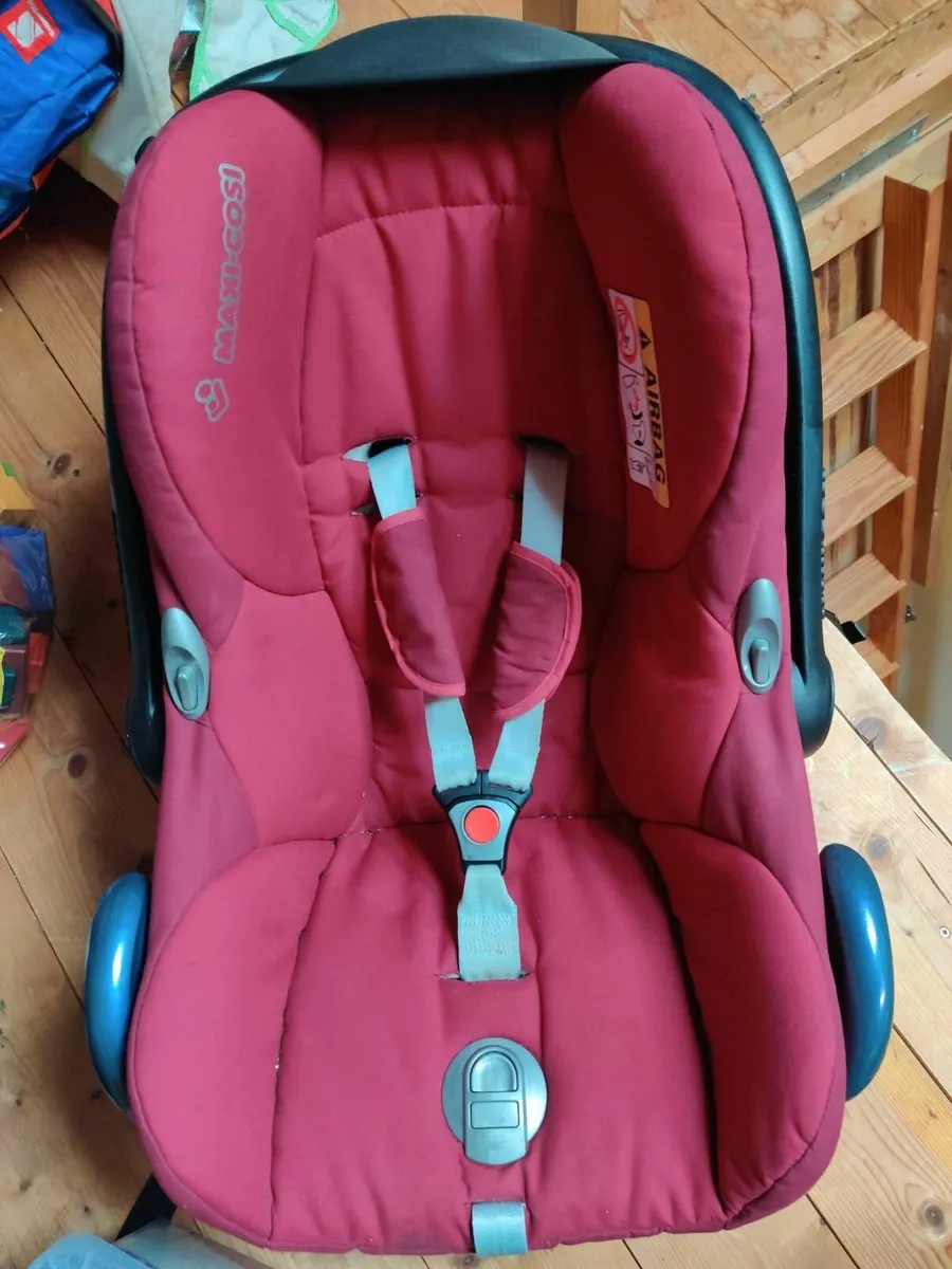 Maxi Cosi 0+ Child Seat and IsoFix Base - Image 1