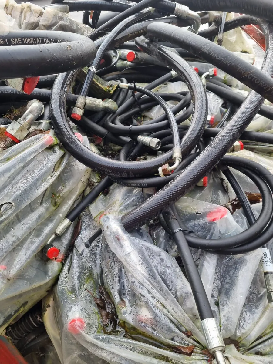 Full stillage of hydralic pipes - Image 3