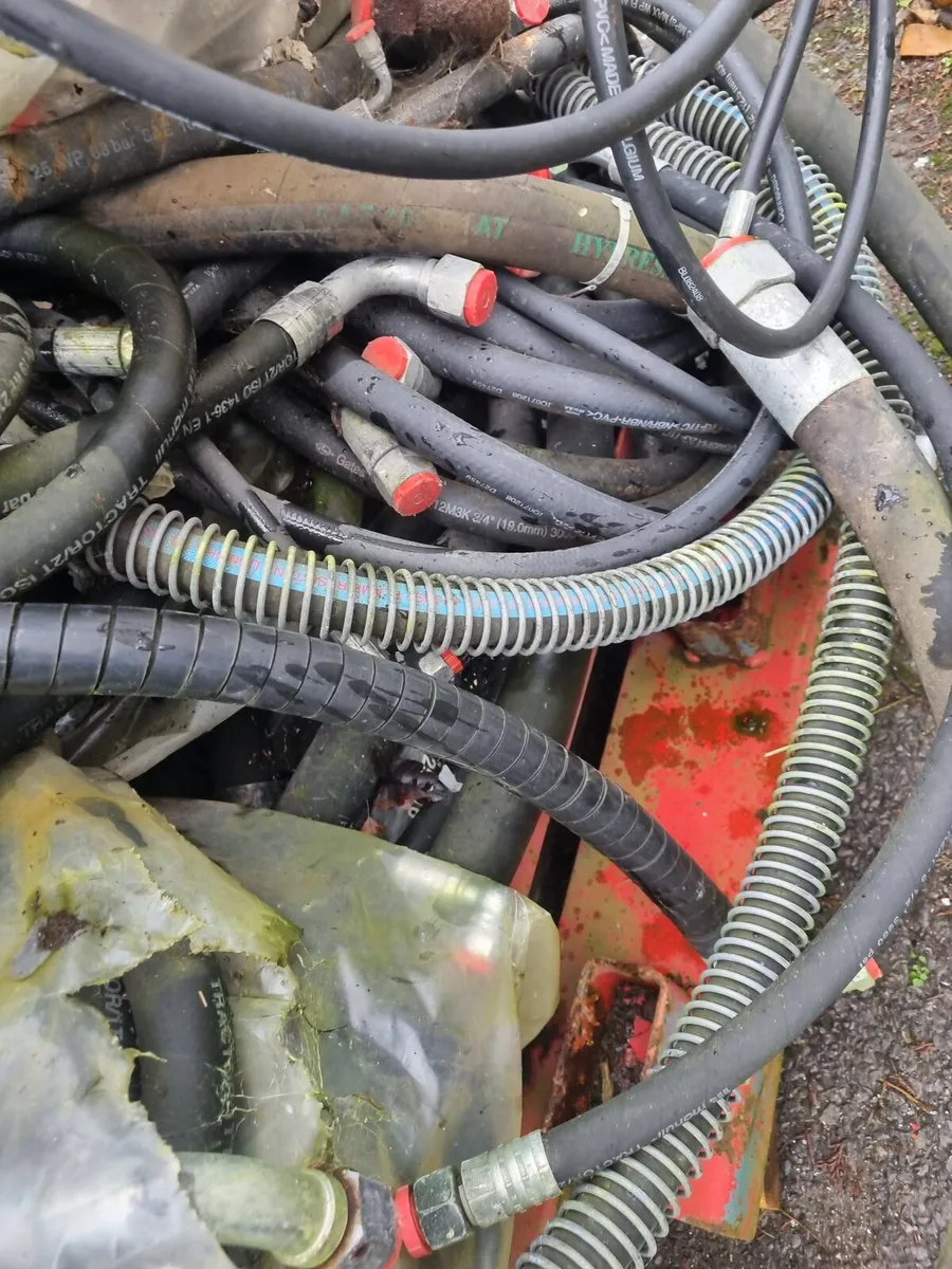 Full stillage of hydralic pipes - Image 4